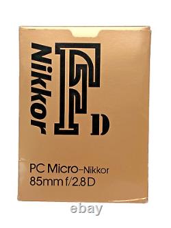 Objectif Nikon PC Micro-Nikkor 85mm f/2.8D à bascule/décentrement. Lentille en excellent état avec bouchons.